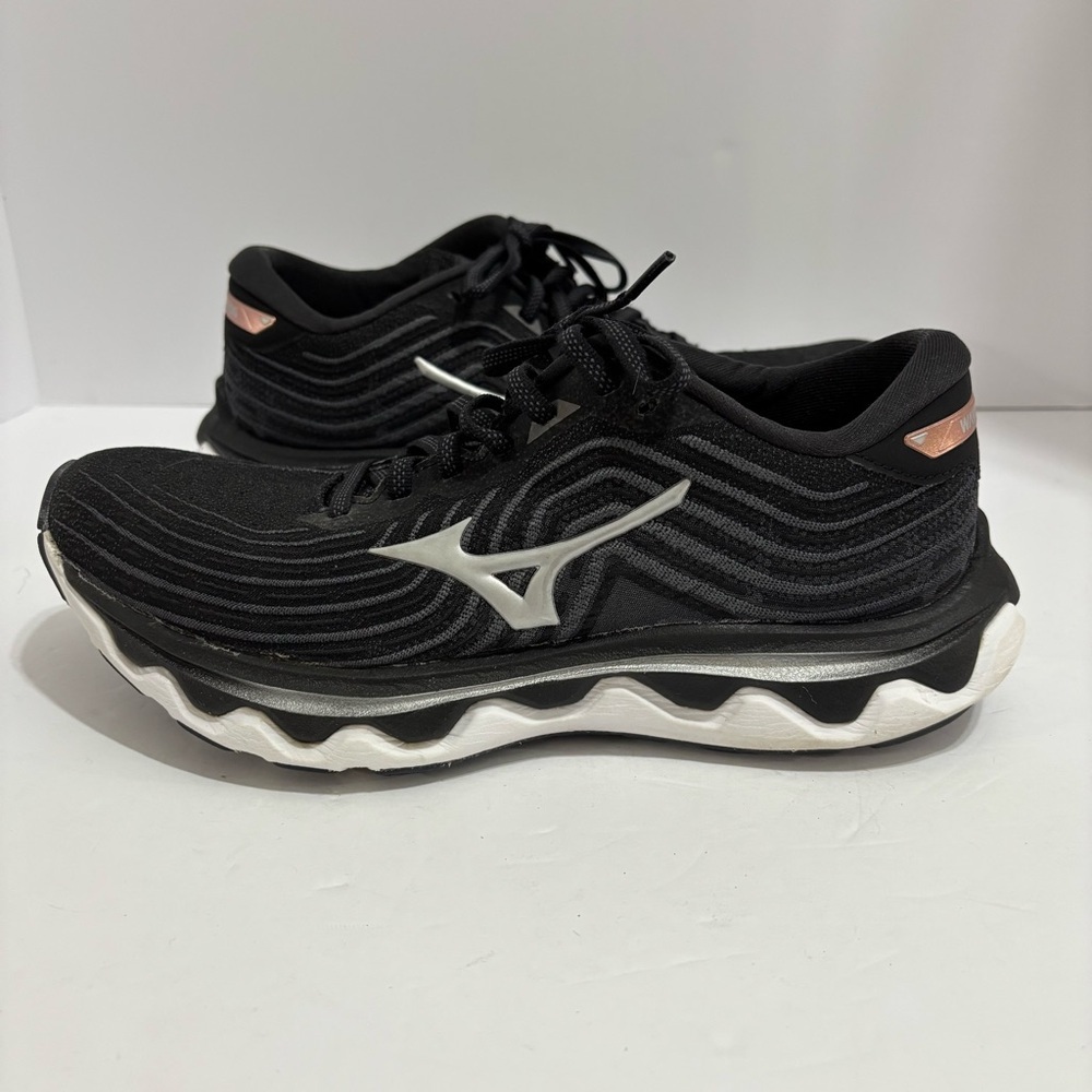 Mizuno Women's Black and Silver Athletic Shoes